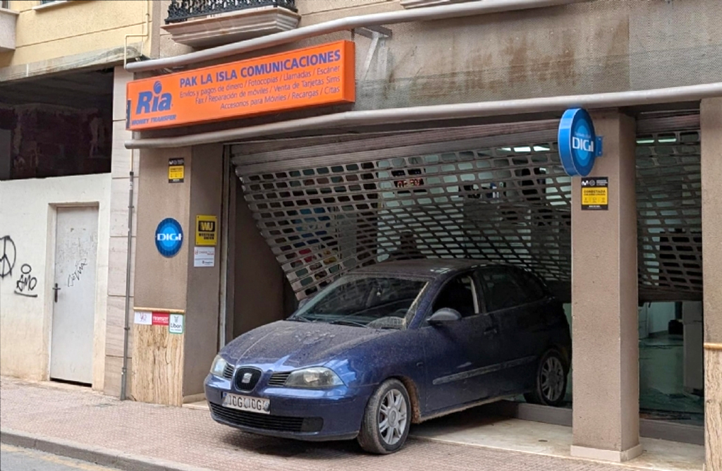 Tres personas encapuchadas roban en un comercio a travs del sistema del alunizaje